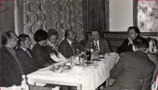 Zdjęcia osób (za stołem) zaproszonych na oficjalne otwarcie po remoncie sali wiejskiego ośrodka kultury w Pęgowie, 23.11.1977 r. [Dokument ikonograficzny]