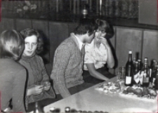 Andrzejki w wiejskim ośrodku kultury w Pęgowie, 26.11.1977 r. (fot. 3) [Dokument ikonograficzny]