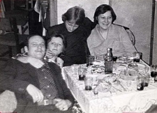 Zdjęcia z zabawy na koniec karnawału, tzw. śledzik na ostatki w wiejskim ośrodku kultury w Pęgowie, 7.02.1978 r. [Dokument ikonograficzny]