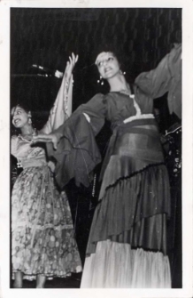 Zdjęcia z występu cygańskiego zespołu „Tamburyno” w wiejskim ośrodku kultury w Pęgowie, 3.03.1978 r. [Dokument ikonograficzny]