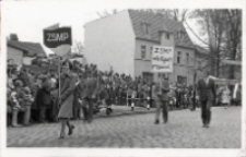 Delegacja Pęgowa w pochodzie pierwszomajowym w Obornikach Śląskich, 1.05.1978 r. (fot. 1) [Dokument ikonograficzny]