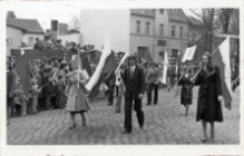 Delegacja Pęgowa w pochodzie pierwszomajowym w Obornikach Śląskich, 1.05.1978 r. (fot. 2) [Dokument ikonograficzny]