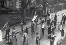 Delegacja Pęgowa w pochodzie pierwszomajowym w Obornikach Śląskich, 1.05.1978 r. (fot. 4) [Dokument ikonograficzny]