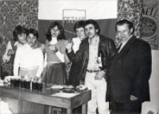 Zdjęcie z pożegnania Starego Roku 1978 w Klubie Rolnika w Pęgowie, 31.12.1978 r. [Dokument ikonograficzny]