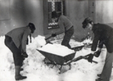 Społeczna akcja odśnieżania Pęgowa, 6.01.1979 r. (fot. 4) [Dokument ikonograficzny]