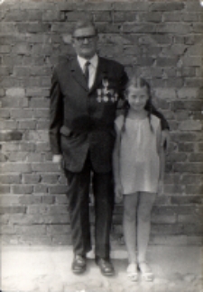 Antoni Dudziński z wnuczką Ewą podczas jej wakacji spędzanych u dziadka w Janiszewie, lato 1971 r. [Dokument ikonograficzny]