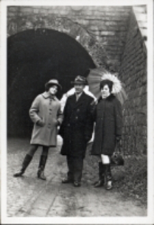 Maria Cieślewicz, Stefan Cieślewicz i Janina Kacprzak pod starym wiaduktem nad ul. Wołowską w Obornikach Śląskich, ok. 1962 r. [Dokument ikonograficzny]