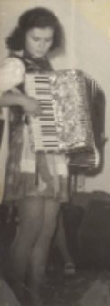 Zdjęcie akordeonistki Grażyny Bomby (wcześniej grającej w dziecięcym Klubie „Jacka i Agatki”) w Klubie Leśnym w Osoli, maj 1976 r. [Dokument ikonograficzny]