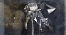 Zdjęcia z zabawy sylwestrowej w Klubie Leśnym w Osoli : osoby biesiadujące przy stołach i tańczące w sali udekorowanej girlandami z serpentyn i bibuły, 31.12.1976 r. [Dokument ikonograficzny]