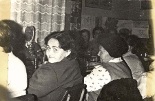 Zdjęcia ze spotkania mieszkanek Osoli z okazji międzynarodowego Dnia Kobiet w Klubie Leśnym w Osoli: panie biesiadujące przy stołach, 8.03.1976 r. [Dokument ikonograficzny]