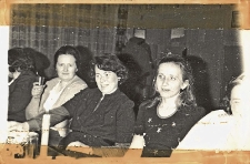 Zdjęcia z pożegnania Marii Dziamskiej (na pierwszym zdjęciu druga z prawej), uczącej przez kilka miesięcy mieszkanki Osoli kroju i szycia : impreza w Klubie Rolnika w Osoli, czerwiec 1977 r. [Dokument ikonograficzny]