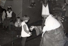 Zdjęcia dzieci ze św. Mikołajem, wykonane podczas zabawy noworocznej dla maluchów w Klubie Leśnym w Osoli, 21.01.1978 r. [Dokument ikonograficzny]
