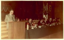 Zdjęcie z walnego zebrania przedstawicieli Gminnej Spółdzielni „Samopomoc Chłopska” w sali widowiskowej Obornickiego Ośrodka Kultury, 7.05.1980 r. [Dokument ikonograficzny]