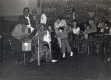 Zdjęcia dzieci ze św. Mikołajem, wykonane podczas imrezy dla maluchów w Klubie Leśnym w Osoli, 5.12.1981 r. [Dokument ikonograficzny]