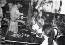 Zdjęcie z zajęć dla dzieci pod nazwą „Zielona Świetlica”, prowadzonych latem w Klubie Rolnika w Osoli przez p. Matusiakową, lato 1982 r. (fot. 1) [Dokument ikonograficzny]