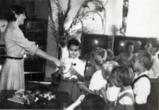 Zdjęcie z zajęć dla dzieci pod nazwą „Zielona Świetlica”, prowadzonych latem w Klubie Rolnika w Osoli przez p. Matusiakową, lato 1982 r. (fot. 2) [Dokument ikonograficzny]