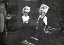Zdjęcie z zajęć dla dzieci pod nazwą „Zielona Świetlica”, prowadzonych latem w Klubie Rolnika w Osoli przez p. Matusiakową, lato 1982 r. (fot. 3) [Dokument ikonograficzny]
