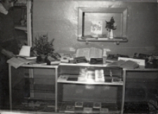 Zdjęcie z wystawy książek o uprawie działek przydomowych, zorganizowana w Klubie Leśnym w Osoli, wrzesień 1982 r. [Dokument ikonograficzny]