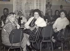 Zdjęcia ze spotkania mieszkanek Osoli z okazji Dnia Kobiet w Klubie Leśnym : uczestniczki imprezy siedzą za stołami w sali klubowej, 9.03.1985 r. [Dokument ikonograficzny]