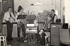 Zdjęcia z balu sylwestrowego w Klubie Rolnika w Osoli : do tańca grał zesp&oacute;ł &bdquo;Błękitni&rdquo;, 31.12.1985 r. [Dokument ikonograficzny]