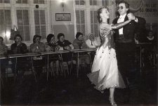 Zdjęcia z pokazu tańca towarzyskiego, zorganizowanego z okazji Dnia Kobiet w Klubie Rolnika w Osoli, 11.03.1986 r. [Dokument ikonograficzny]