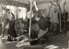 Zdjęcie aktorów Teatru Wędrującego z Wrocławia podczas spektaklu „Ziemia przeznaczona” w Klubie Leśnym w Osoli, 4.05.1986 r. [Dokument ikonograficzny]