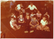 Zdjęcia dzieci, bawiących się w Klubie Leśnym w Osoli podczas zajęć „Letniego dziecińca”, lipiec - sierpień 1986 r. [Dokument ikonograficzny]