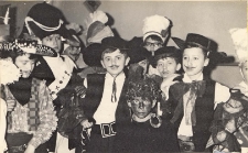 Bal przebierany dzieci z prewentori&oacute;w &bdquo;Hanka&rdquo; i &bdquo;Siemianice&rdquo; : zabawa dzieci, 1.01.1971 r. [Dokument ikonograficzny]