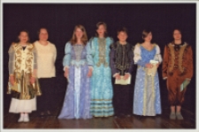 Spektakl kostiumowy dla młodzieży z udziałem gimnazjalist&oacute;w w strojach szekspirowskich pt. &bdquo;Widzę, przed oczyma duszy&rdquo; w Bibliotece im. Jarosława Iwaszkiewicza, 21.04.2006 r. (fot. 3) [Dokument ikonograficzny]