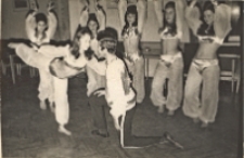 Koncert młodzieżowego zespołu ludowego pod kierunkiem J. Sołtysa "Kobietki kobietom" w Obornickim Ośrodku Kultury, 8.03.1971 r. (fot. 1) [Dokument ikonograficzny]