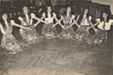 Koncert młodzieżowego zespołu ludowego pod kierunkiem J. Sołtysa "Kobietki kobietom" w Obornickim Ośrodku Kultury, 8.03.1971 r. (fot. 2) [Dokument ikonograficzny]