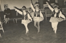 Koncert młodzieżowego zespołu ludowego pod kierunkiem J. Sołtysa "Kobietki kobietom" w Obornickim Ośrodku Kultury, 8.03.1971 r. (fot. 3) [Dokument ikonograficzny]