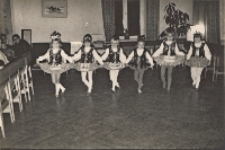 Koncert młodzieżowego zespołu ludowego pod kierunkiem J. Sołtysa "Kobietki kobietom" w Obornickim Ośrodku Kultury, 8.03.1971 r. (fot. 4) [Dokument ikonograficzny]