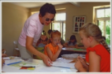 Wakacyjne lekcje włoskiego pani Kasi Dobrowolskiej „Mówimy po włosku” w Bibliotece im. Jarosława Iwaszkiewicza, 3-9.07.2006 r. (fot. 1) [Dokument ikonograficzny]