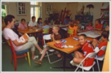 Wakacyjne lekcje włoskiego pani Kasi Dobrowolskiej „Mówimy po włosku” w Bibliotece im. Jarosława Iwaszkiewicza, 3-9.07.2006 r. (fot. 2) [Dokument ikonograficzny]