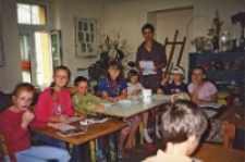 Wakacyjne lekcje włoskiego pani Kasi Dobrowolskiej „Mówimy po włosku” w Bibliotece im. Jarosława Iwaszkiewicza, 3-9.07.2006 r. (fot. 4) [Dokument ikonograficzny]