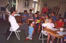 Wakacyjne lekcje włoskiego pani Kasi Dobrowolskiej „Mówimy po włosku” w Bibliotece im. Jarosława Iwaszkiewicza, 3-9.07.2006 r. (fot. 5) [Dokument ikonograficzny]