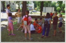 Wakacyjne lekcje włoskiego pani Kasi Dobrowolskiej „Mówimy po włosku” w Bibliotece im. Jarosława Iwaszkiewicza, 3-9.07.2006 r. (fot. 6) [Dokument ikonograficzny]