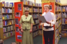 Uroczystość pasowania przedszkolaków na czytelników w Bibliotece im. Jarosława Iwaszkiewicza w Obornikach Śląskich, 2007 r. (fot. 1) [Dokument ikonograficzny]