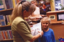 Uroczystość pasowania przedszkolaków na czytelników w Bibliotece im. Jarosława Iwaszkiewicza w Obornikach Śląskich, 2007 r. (fot. 2) [Dokument ikonograficzny]