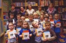 Uroczystość pasowania przedszkolaków na czytelników w Bibliotece im. Jarosława Iwaszkiewicza w Obornikach Śląskich, 2007 r. (fot. 3) [Dokument ikonograficzny]