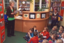 Uroczystość pasowania przedszkolaków na czytelników w Bibliotece im. Jarosława Iwaszkiewicza w Obornikach Śląskich, 2007 r. (fot. 5) [Dokument ikonograficzny]