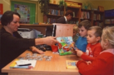 Uroczystość pasowania przedszkolaków na czytelników w Bibliotece im. Jarosława Iwaszkiewicza w Obornikach Śląskich, 2011 r. (fot. 1) [Dokument ikonograficzny]