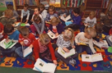 Uroczystość pasowania przedszkolaków na czytelników w Bibliotece im. Jarosława Iwaszkiewicza w Obornikach Śląskich, 2011 r. (fot. 3) [Dokument ikonograficzny]