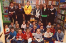 Uroczystość pasowania przedszkolaków na czytelników w Bibliotece im. Jarosława Iwaszkiewicza w Obornikach Śląskich, 2011 r. (fot. 4) [Dokument ikonograficzny]