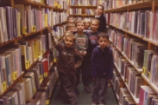 Przedszkolaki w Bibliotece im. Jarosława Iwaszkiewicza w Obornikach Śląskich, 2007 r. (fot. 1) [Dokument ikonograficzny]