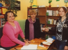 Wręczenie czytelniczce pierwszej karty bibliotecznej z kodem kreskowym, umożliwiającej korzystanie ze zbiorów biblioteki przy użyciu programu bibliotecznego MAK, 2.01.2006 r. [Dokument ikonograficzny]