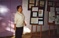 Otwarcie przez Agnieszkę Buryło wystawy fotokopii dokumentów „Skarby z archiwum”, zorganizowanej z okazji 310. rocznicy budowy klasztoru w Trzebnicy, przygotowanej we współpracy z Muzeum Kultu Świętej Jadwigi Śląskiej i jej kustoszem ks. Antonim Kiełbasą : zdjęcie z wykładu inauguracyjnego, 13.10.2006 r. [Dokument ikonograficzny]