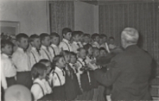 Występ chóru dziecięcego pod kierunkiem A. Wiśniowskiego : zdjęcie wykonane podczas akademii poświęconej członkom ORMO, 21.02.1970 r. [Dokument ikonograficzny]
