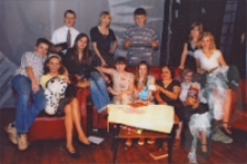 Mamo, nasza Mamo : spektakl dla młodzieży i Mam w wykonaniu gimnazjalist&oacute;w z okazji Dnia Matki, 25.05.2007 r. (fot. 1) [Dokument ikonograficzny]